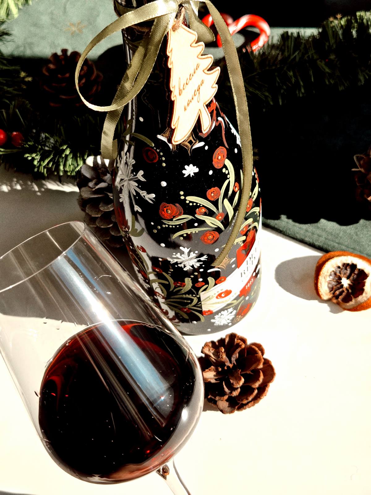 КОЛЕДНА БУТИЛКА ЧЕРВЕНО ВИНО